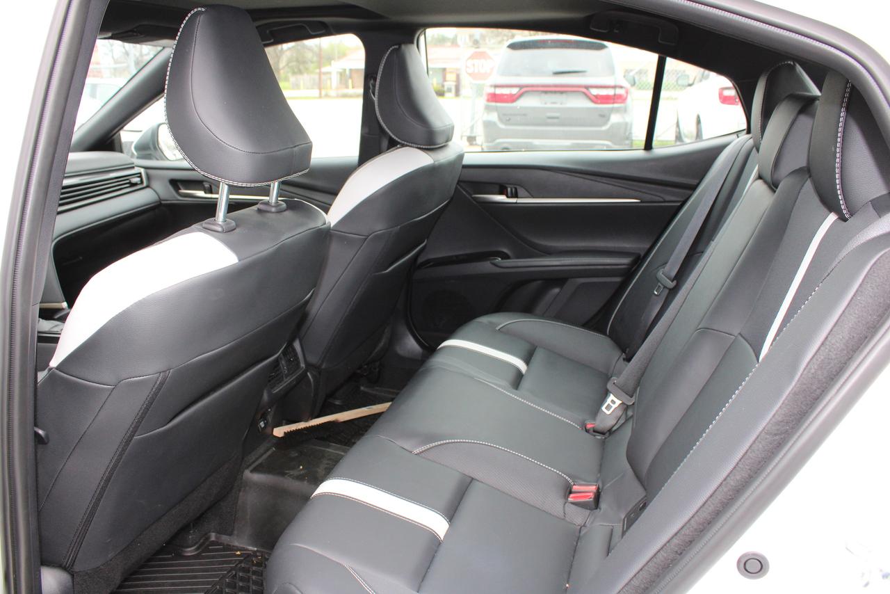 2025 Toyota Camry SE Hybrid Photo