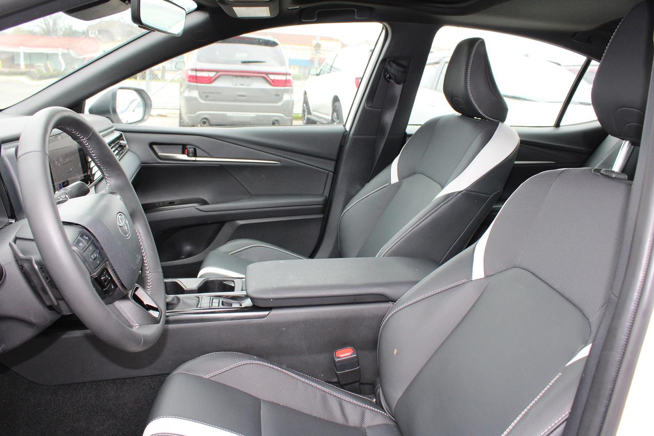 2025 Toyota Camry SE Hybrid Photo