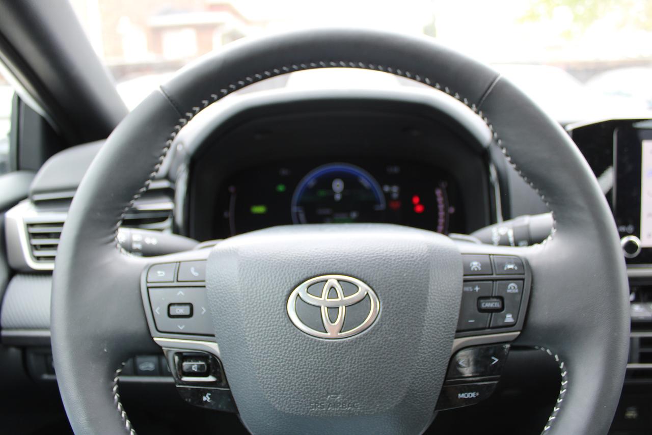 2025 Toyota Camry SE Hybrid Photo
