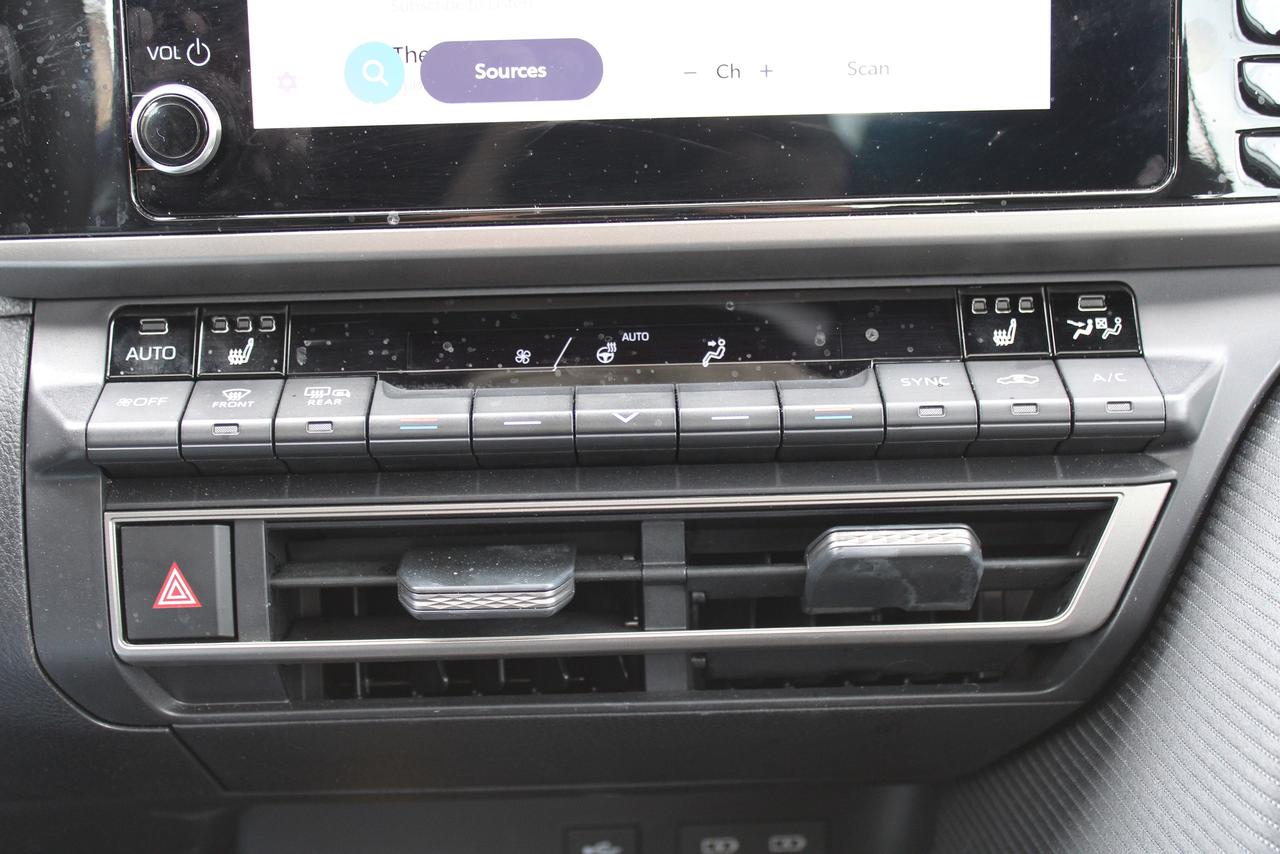 2025 Toyota Camry SE Hybrid Photo