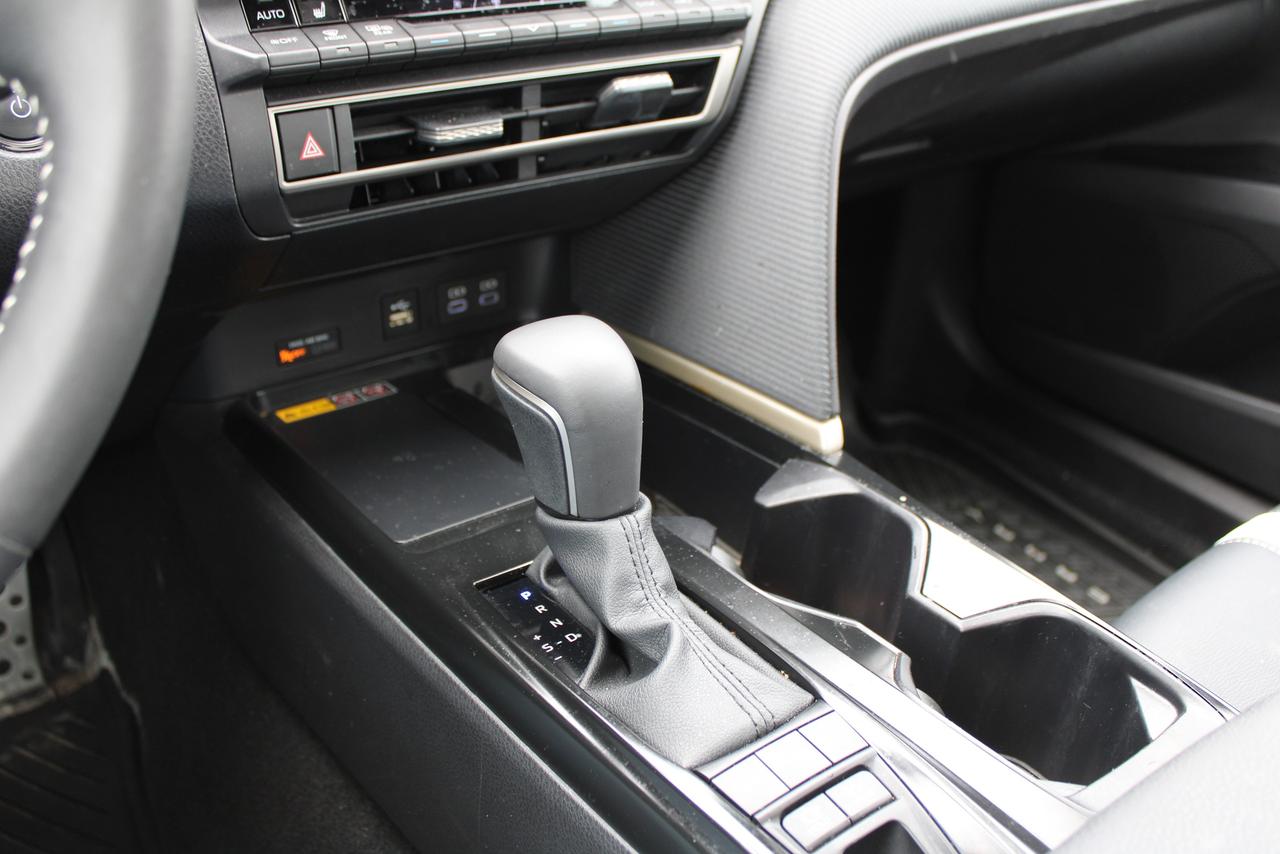 2025 Toyota Camry SE Hybrid Photo