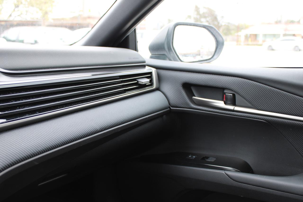 2025 Toyota Camry SE Hybrid Photo