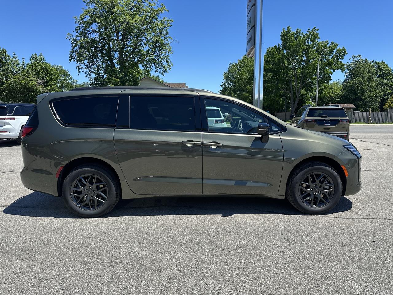 2027 Chrysler Pacifica Select Photo