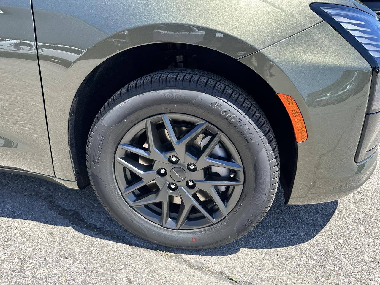 2027 Chrysler Pacifica Select Photo