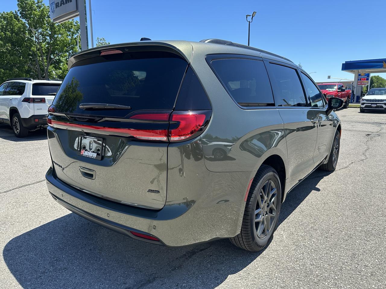 2027 Chrysler Pacifica Select Photo