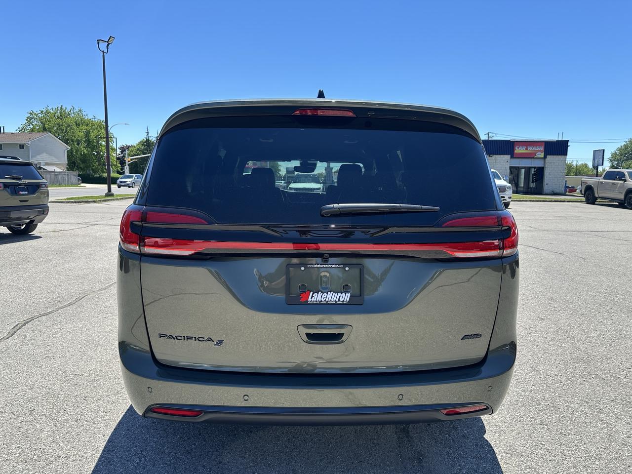 2027 Chrysler Pacifica Select Photo