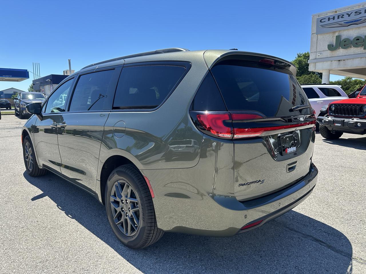 2027 Chrysler Pacifica Select Photo