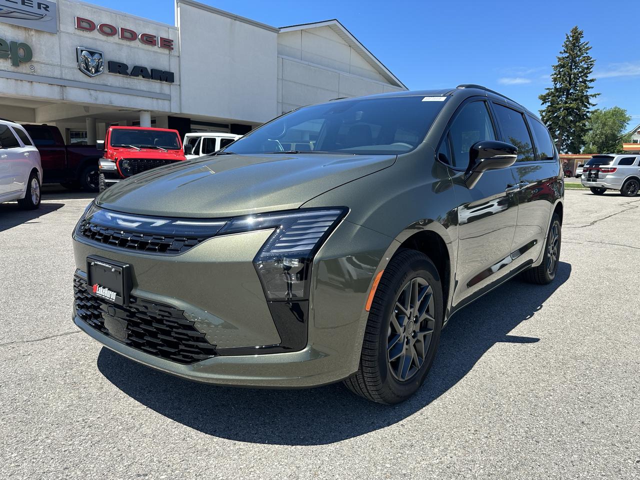 2027 Chrysler Pacifica Select Photo