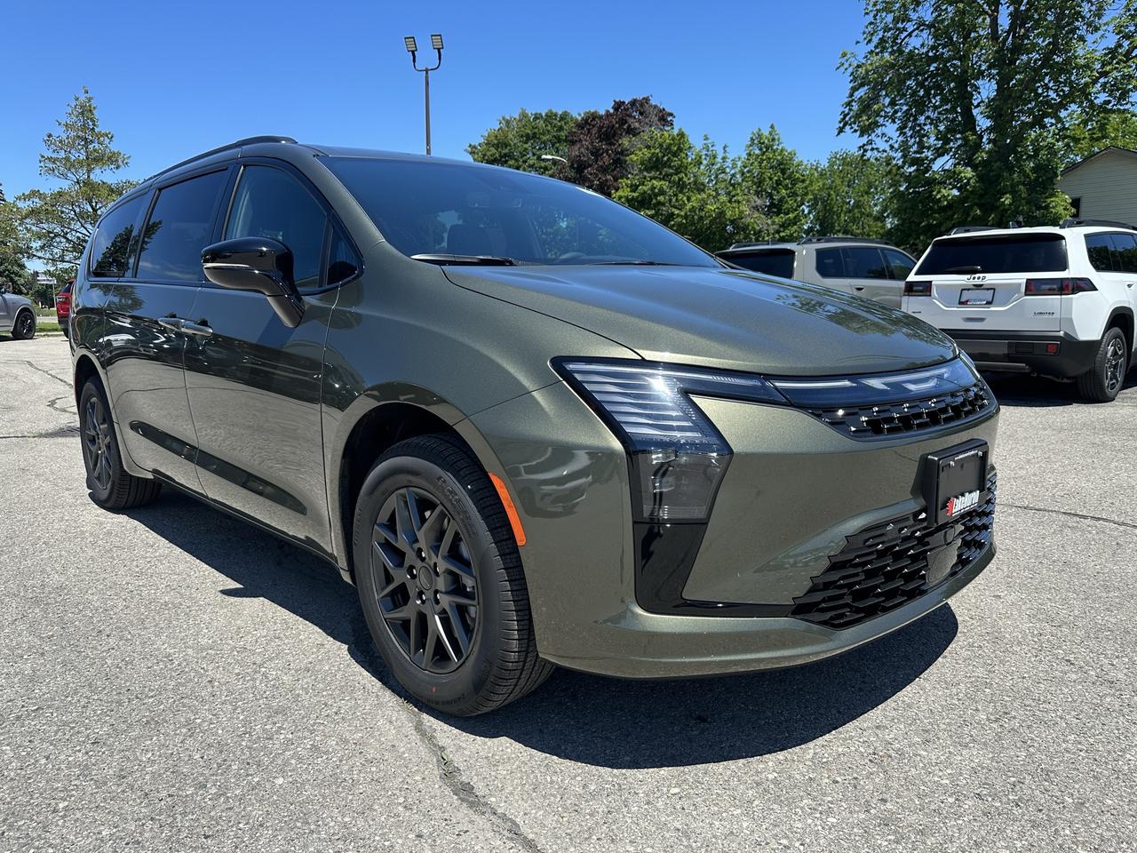 2027 Chrysler Pacifica Select Photo