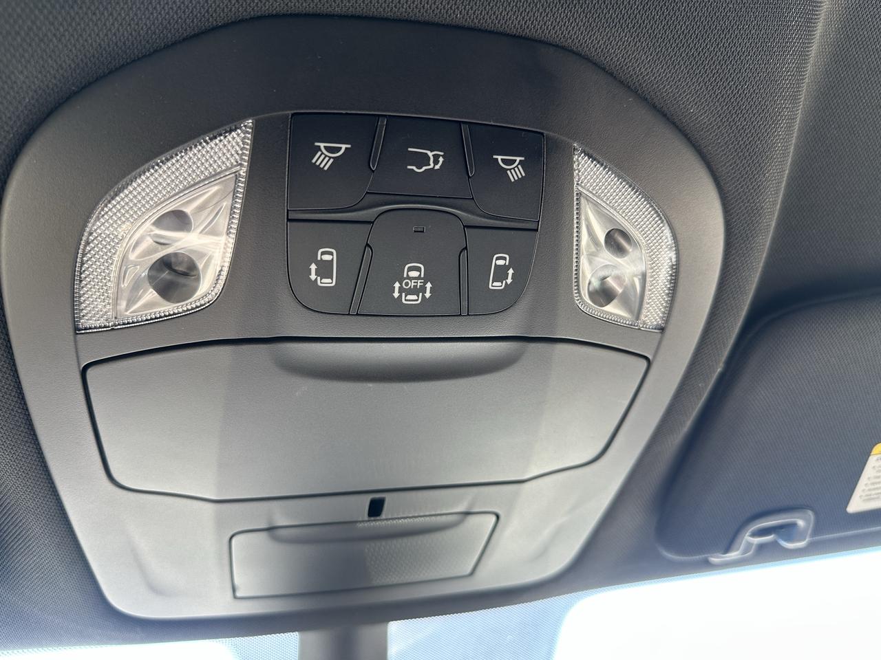 2027 Chrysler Pacifica Select Photo