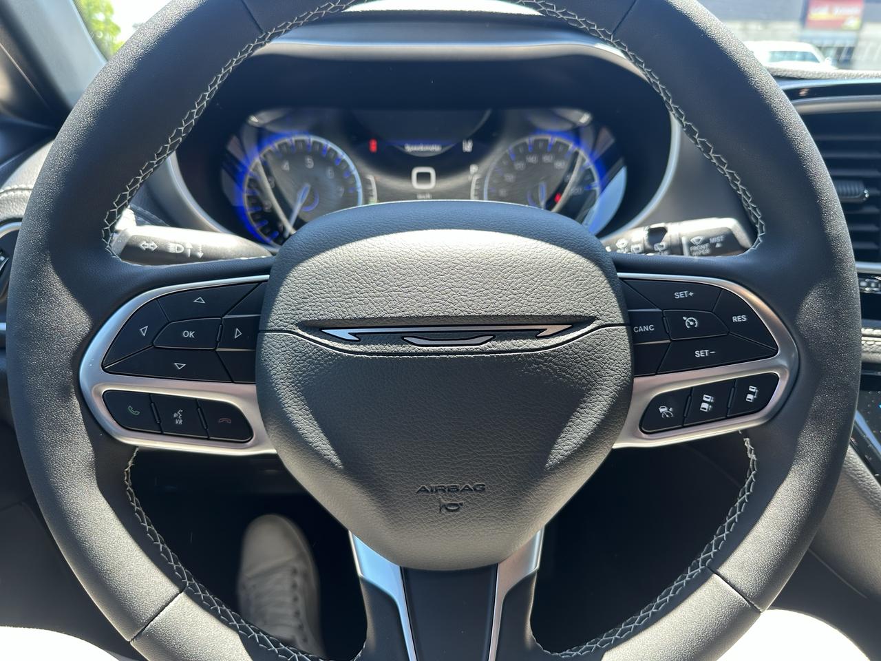 2027 Chrysler Pacifica Select Photo