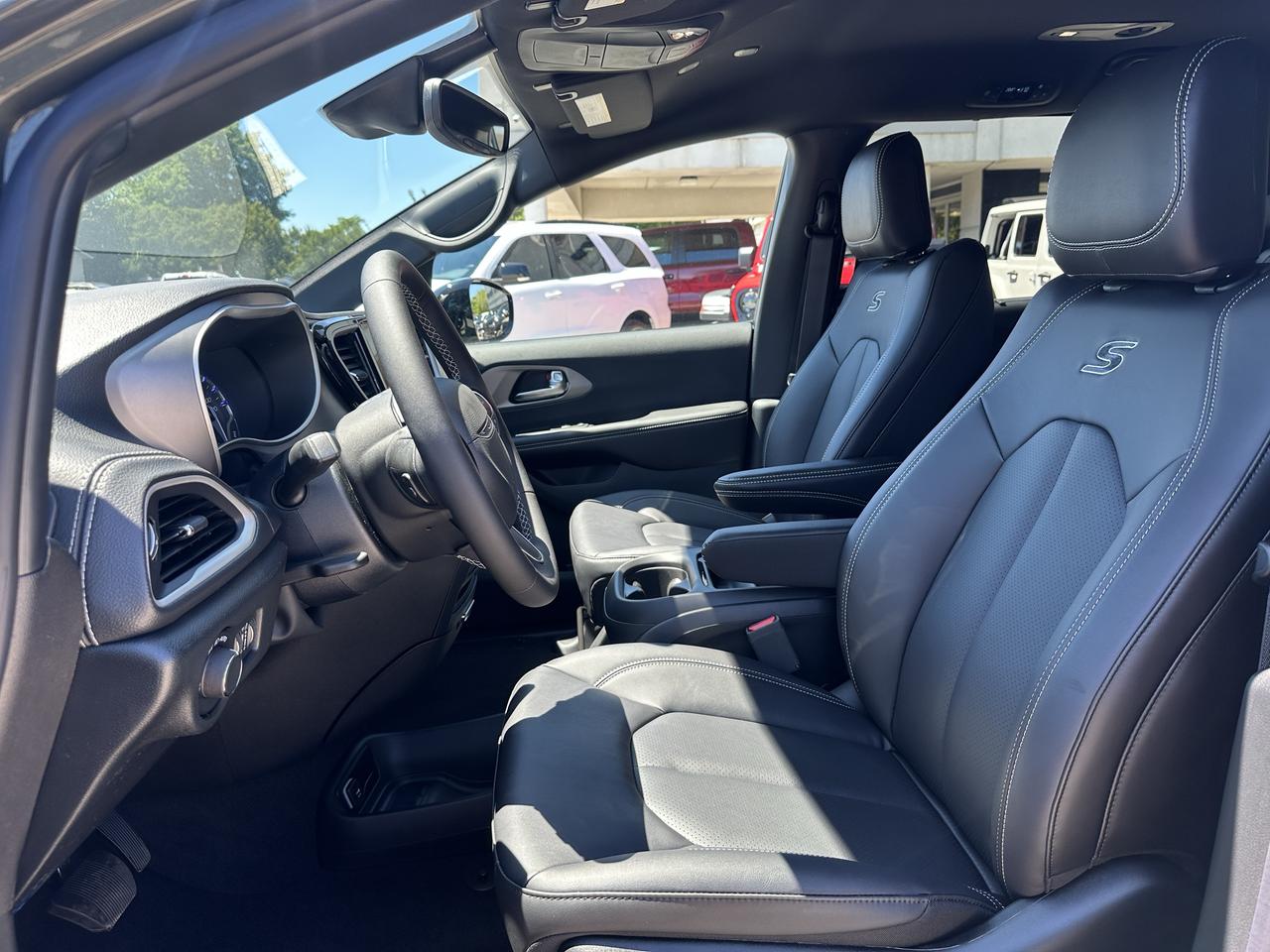 2027 Chrysler Pacifica Select Photo