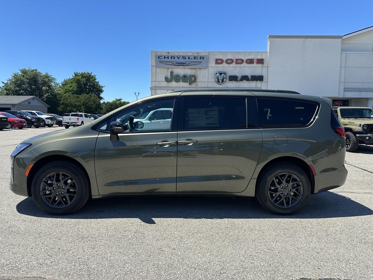 2027 Chrysler Pacifica Select Photo