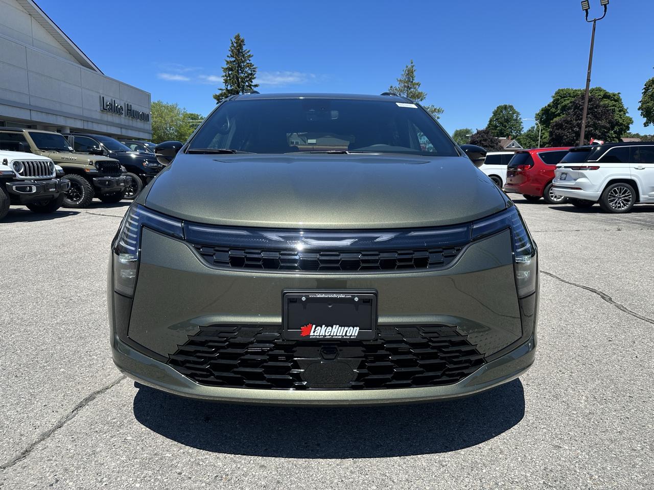 2027 Chrysler Pacifica Select Photo