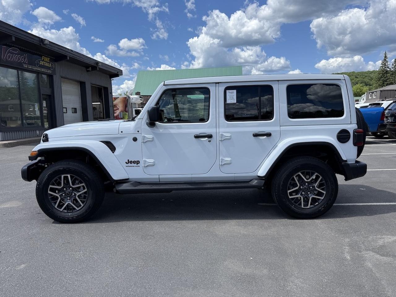 2026 Jeep Wrangler SAHARA 4X4 Photo