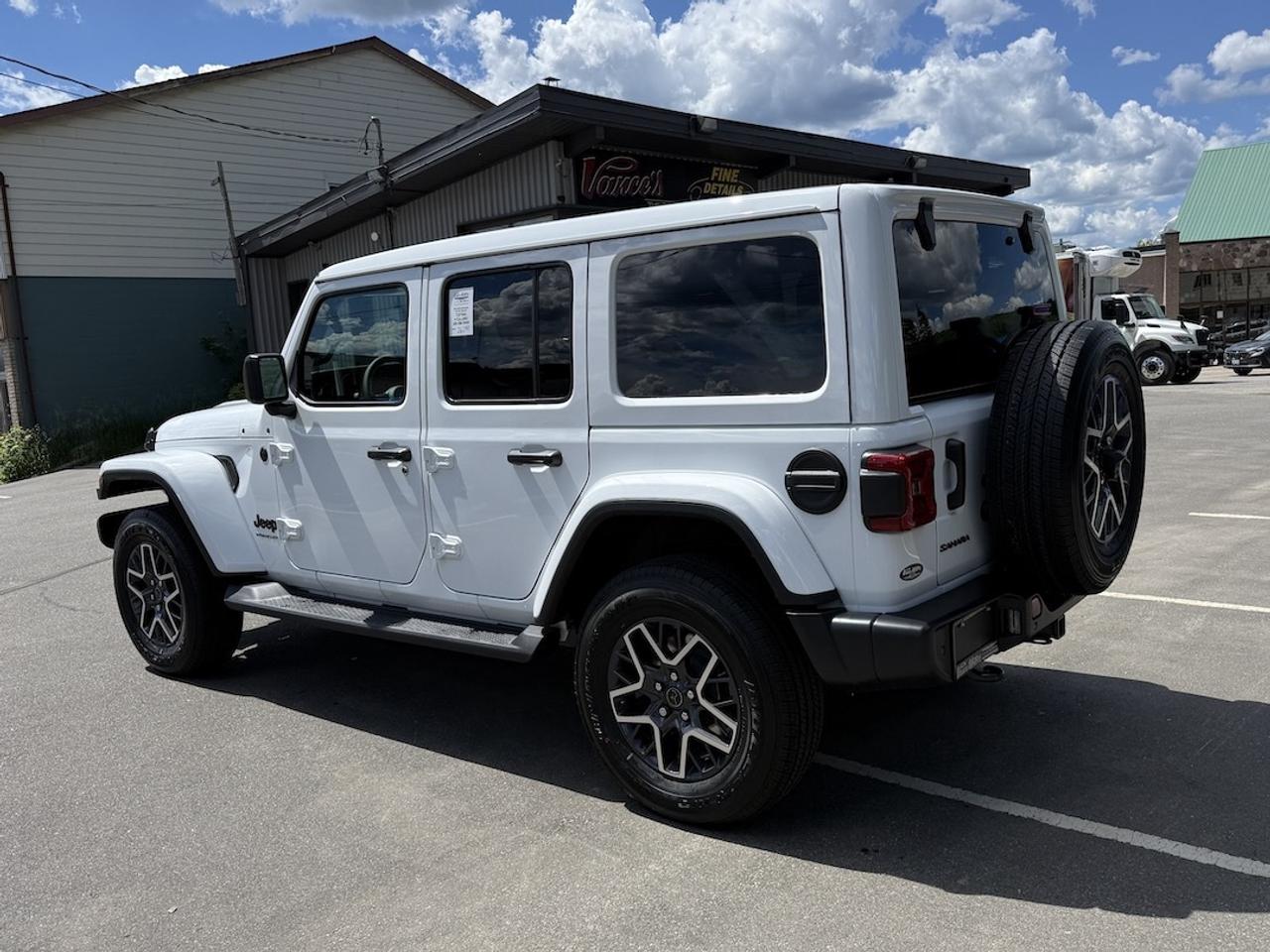 2026 Jeep Wrangler SAHARA 4X4 Photo4