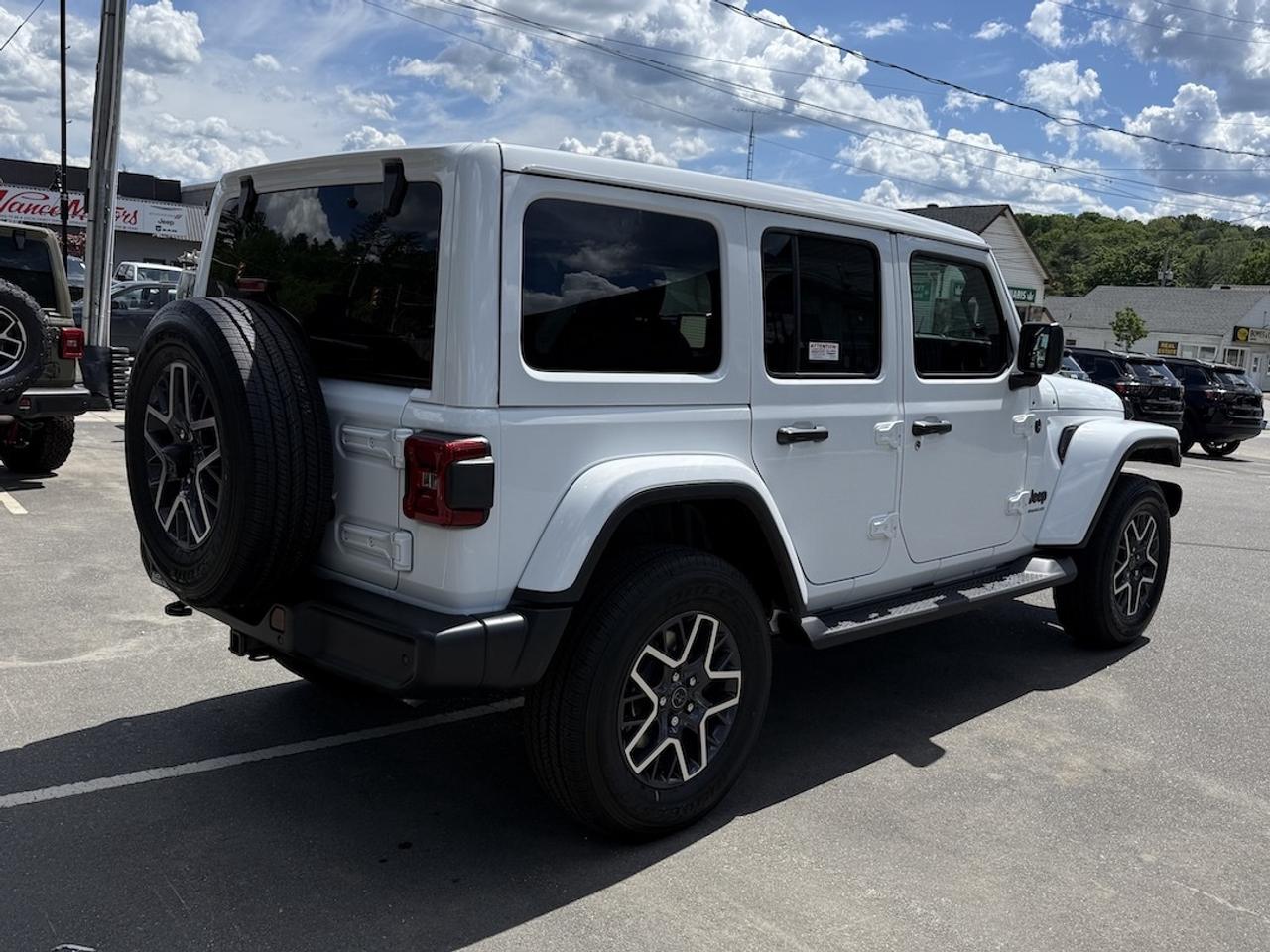 2026 Jeep Wrangler SAHARA 4X4 Photo