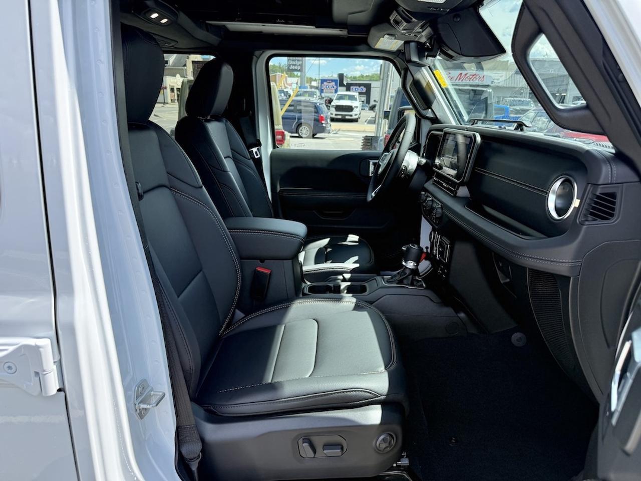 2026 Jeep Wrangler SAHARA 4X4 Photo