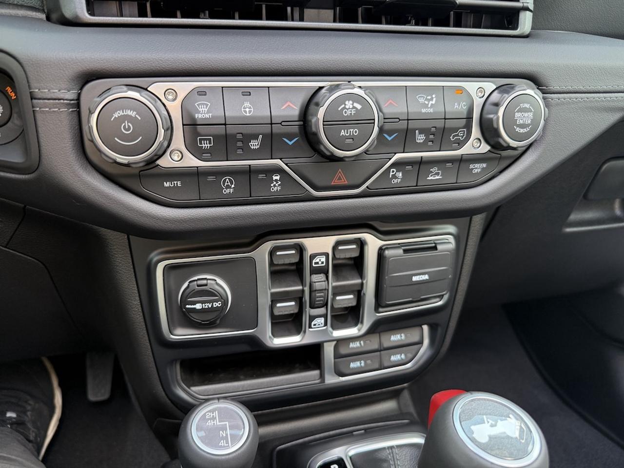 2026 Jeep Wrangler SAHARA 4X4 Photo