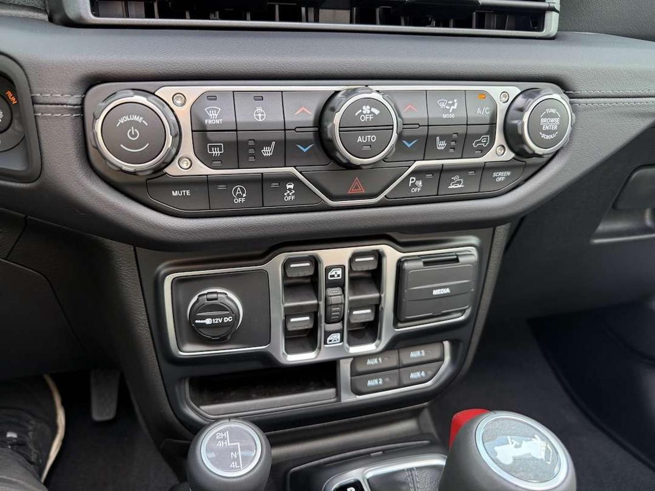 2026 Jeep Wrangler SAHARA 4X4 Photo
