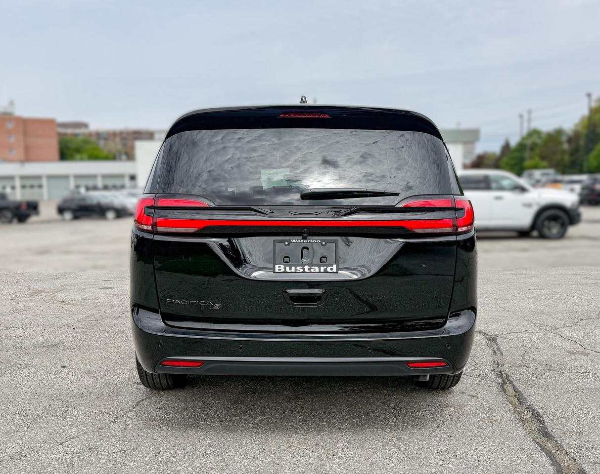 2027 Chrysler Pacifica Select FWD Photo