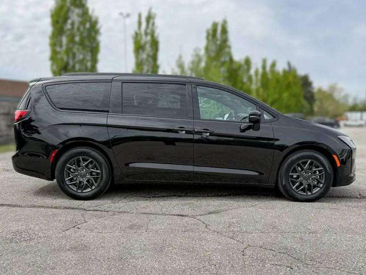 2027 Chrysler Pacifica SELECT | S Package Photo
