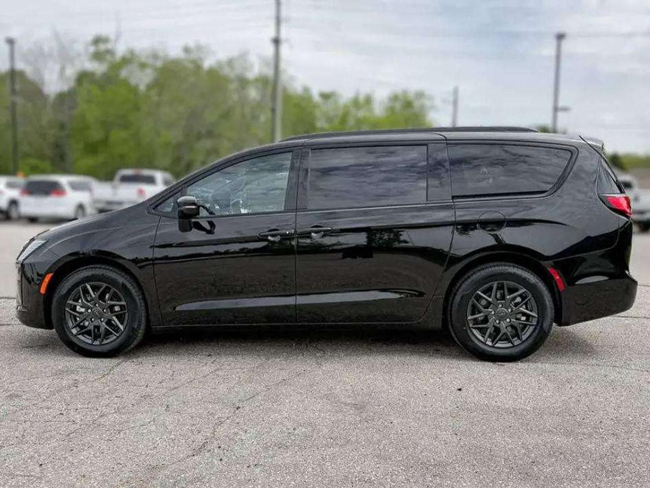 2027 Chrysler Pacifica SELECT | S Package Photo