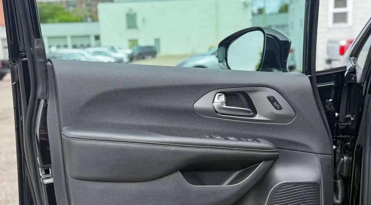 2027 Chrysler Pacifica SELECT | S Package Photo