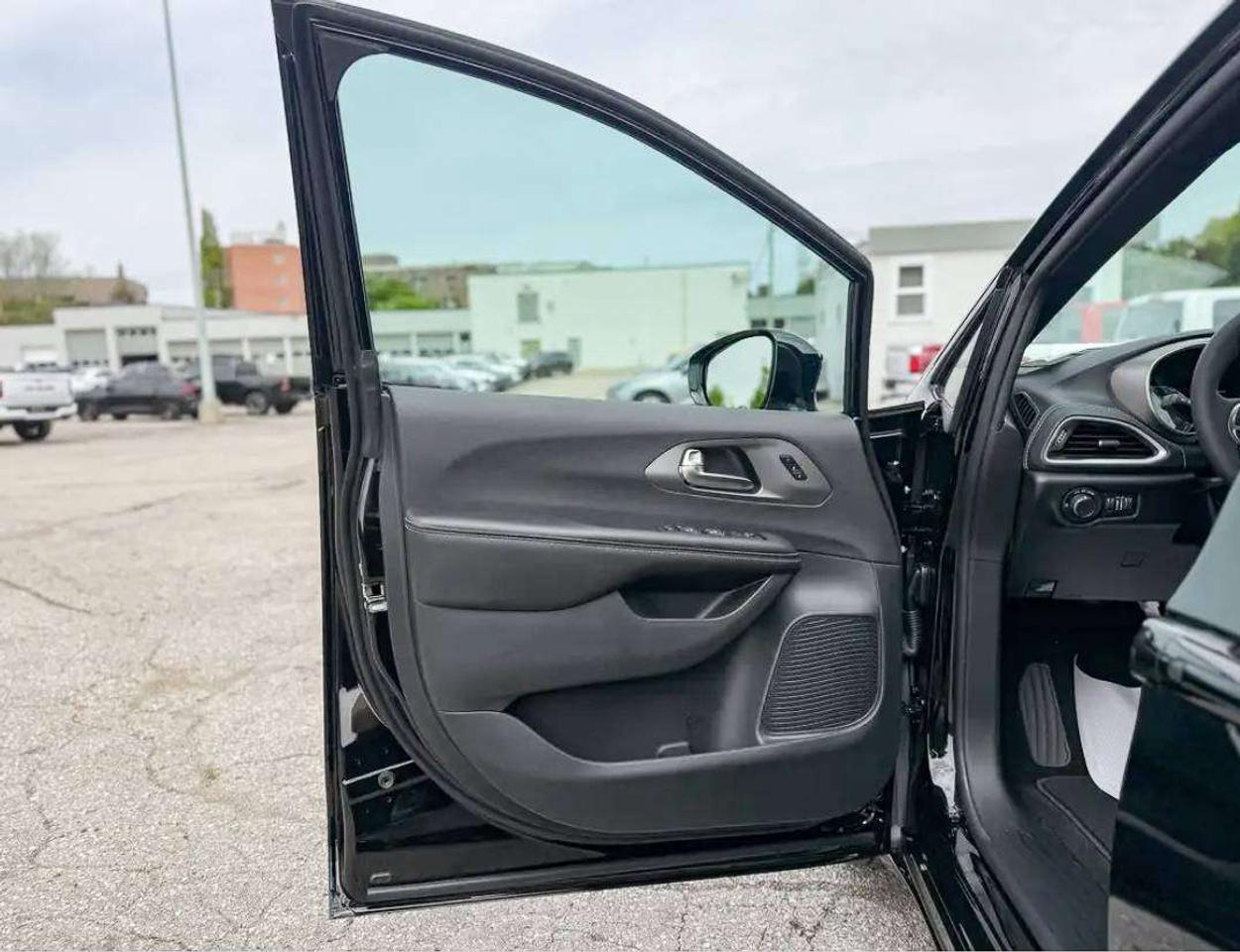 2027 Chrysler Pacifica SELECT | S Package Photo