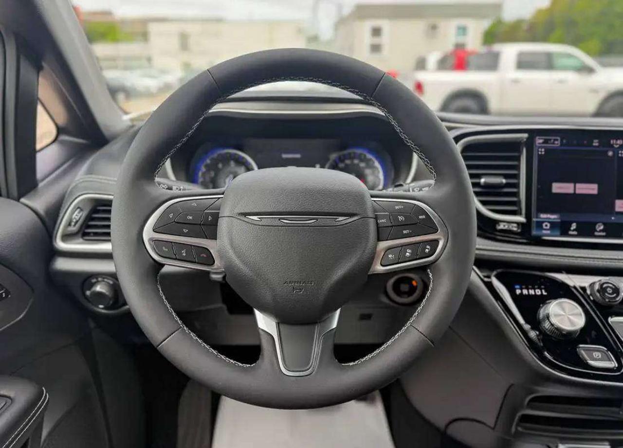 2027 Chrysler Pacifica SELECT | S Package Photo