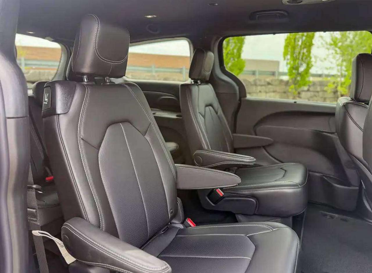 2027 Chrysler Pacifica SELECT | S Package Photo