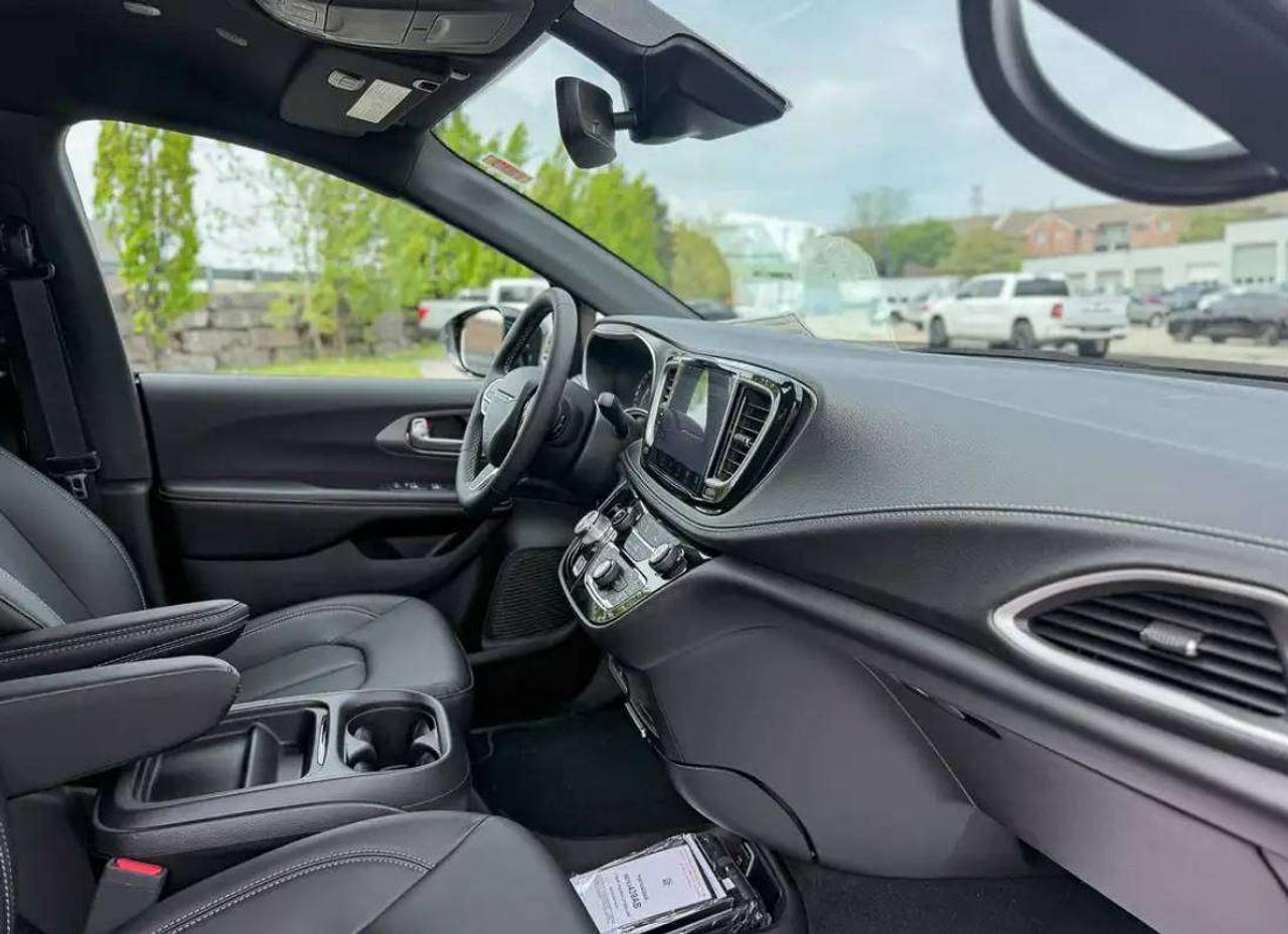 2027 Chrysler Pacifica SELECT | S Package Photo