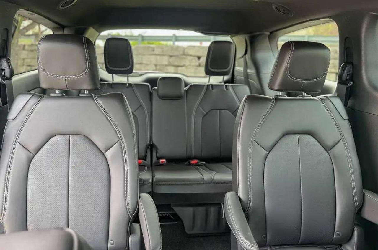 2027 Chrysler Pacifica SELECT | S Package Photo