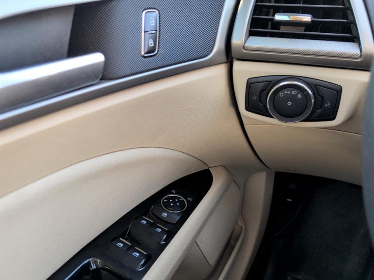 2016 Ford Fusion SE Tech Photo