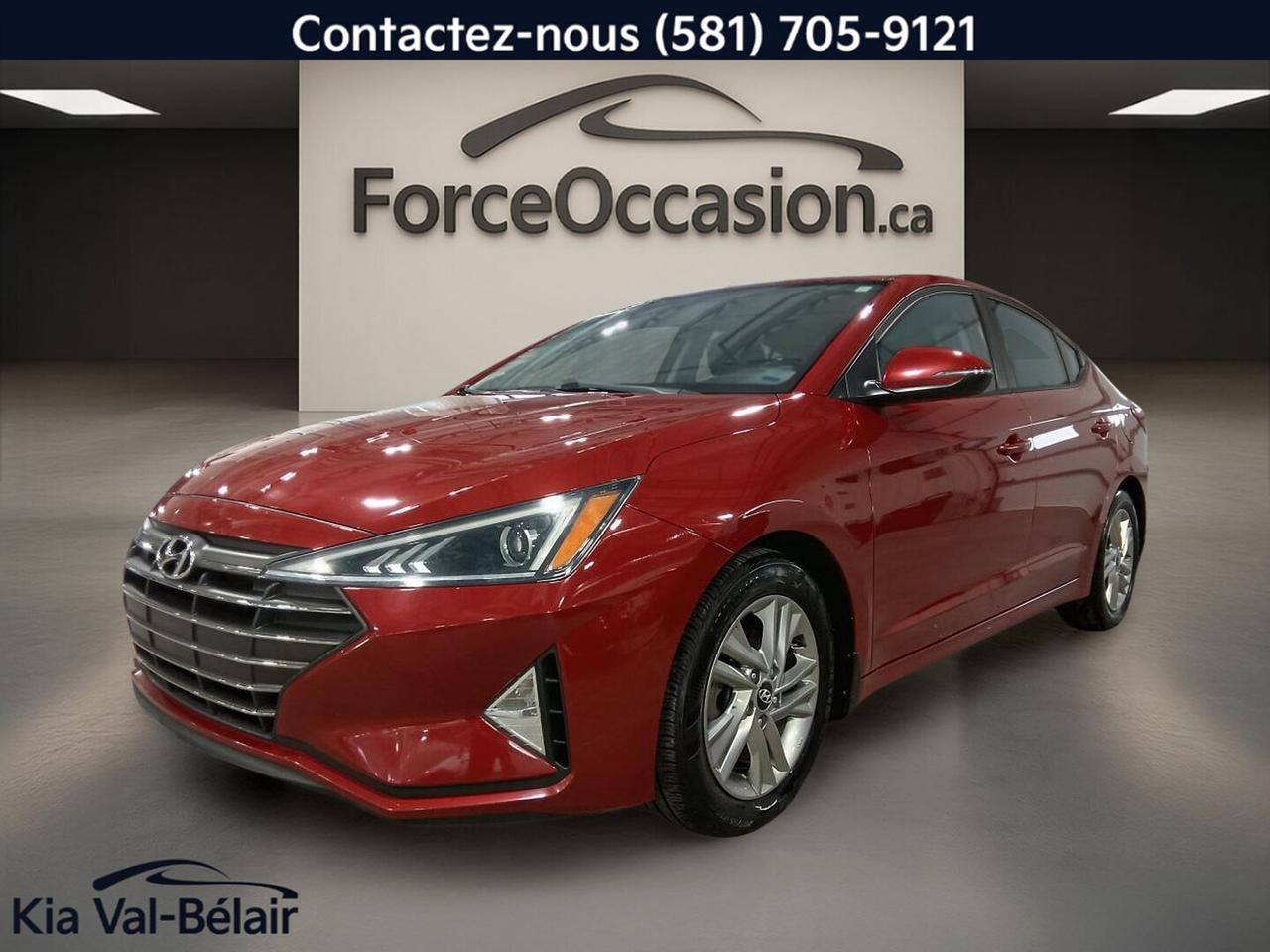 Jamais accidenté // Un Seul Propriétaire // Inspecté en 135 points

La Hyundai Elantra PREFERRED 2019 usagée offerte chez Kia Val-Bélair à Québec propose une configuration simple, bien équipée et adaptée au quotidien. Ce véhicule orange à 4 portes, muni dune transmission automatique à 6 vitesses et dun moteur 2,0 litres sans plomb, affiche 103 214 km à lodomètre.

CARACTÉRISTIQUES DU ELANTRA PREFERRED * TOIT * CAMÉRA * CARPLAY * VOLANT CHAUFF *

»» Toit ouvrant en verre inclus sur ce véhicule  
»» Démarrage par bouton-poussoir de série  
»» Sièges avant chauffants pour lhiver  
»» Volant gainé de cuir avec commandes  

CARACTÉRISTIQUES DE SÉCURITÉ AVANCÉES

»» Avertissement de sortie de voie intégré  
»» Surveillance des angles morts incluse  
»» Caméra de recul pour manoeuvres précises  
»» Coussins gonflables latéraux et latéraux de tête  

PERFORMANCE ET EFFICACITÉ

»» Moteur 4 cylindres de 2,0 litres  
»» Transmission automatique à 6 vitesses  
»» Traction avant pour conduite stable  
»» Contrôle de stabilité et système ABS  

CONFORT

»» Climatisation avant pour confort quotidien  
»» Sièges avant chauffants très appréciés  
»» Rétroviseurs chauffants pratiques en hiver  
»» Volant réglable pour meilleure position  

TECHNOLOGIE ET CONNECTIVITÉ

»» Intégration Bluetooth pour appels mains libres  
»» Commandes audio pratiques au volant  
»» Démarrage par bouton-poussoir sans clé  
»» Phares automatiques pour conduite simplifiée  

ESPACE DE CHARGEMENT

»» Coffre arrière avec ouverture à distance  
»» Accès au coffre arrière pratique  
»» Banquette et coffre utiles au quotidien  
»» Format berline facile à stationner  

APPRÉCIÉ DES AUTRES PROPRIÉTAIRES

»» Consommation raisonnable avec moteur 2,0 litres  
»» Conduite douce en ville et autoroute  
»» Commandes simples et faciles à comprendre  
»» Bon niveau déquipement pour lusage quotidien  

GARANTIE

»» Garantie légale seulement  
»» Garantie dusage  
»» Garantie de durée raisonnable  
»» Garantie contre les vices cachés  

Cette Hyundai Elantra PREFERRED 2019 se distingue par un ensemble déquipements concrets qui ajoutent de la valeur à lutilisation de tous les jours. Le toit ouvrant en verre, les sièges avant chauffants, les rétroviseurs chauffants et le démarrage par bouton-poussoir rendent les déplacements plus agréables, surtout dans le contexte routier et climatique de Québec.

Sur la route, son moteur 2,0 litres sans plomb travaille avec une transmission automatique à 6 vitesses pour offrir une conduite prévisible et facile à prendre en main. La direction assistée, le régulateur de vitesse, la traction avant et le contrôle de stabilité contribuent à une expérience de conduite rassurante, autant pour les trajets urbains que pour les déplacements sur route.

Cette berline mise aussi sur des aides à la conduite utiles et clairement identifiées. Lavertissement de sortie de voie, la surveillance des angles morts et la caméra de recul ajoutent un soutien réel lors des changements de voie et des manoeuvres de stationnement. Les coussins gonflables conducteur, passager, latéraux et latéraux de tête complètent léquipement de sécurité mentionné pour ce véhicule.

À lintérieur, laménagement reste axé sur la facilité dutilisation. Les vitres électriques, les rétroviseurs électriques avec clignotants intégrés, le dégivreur de vitre arrière, les commandes audio au volant et louverture à distance du coffre simplifient les gestes du quotidien. Son format à 4 portes demeure aussi pratique pour les passagers et les effets personnels.

Pour un acheteur à la recherche dune berline compacte bien équipée, avec des fonctions recherchées et un kilométrage déjà clairement établi, cette Hyundai Elantra PREFERRED 2019 représente une option sérieuse chez Kia Val-Bélair à Québec.

Le NIV de ce Hyundai Elantra PREFERRED * TOIT * CAMÉRA * CARPLAY * VOLANT CHAUFF * 2019 est le KMHD84LF6KU831463 .

Garantie prolongée disponible, livraison en 48h