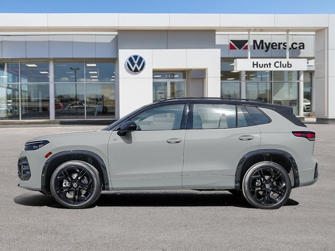 2026 Volkswagen Tiguan Comfortline R-Line Black Edition Photo2