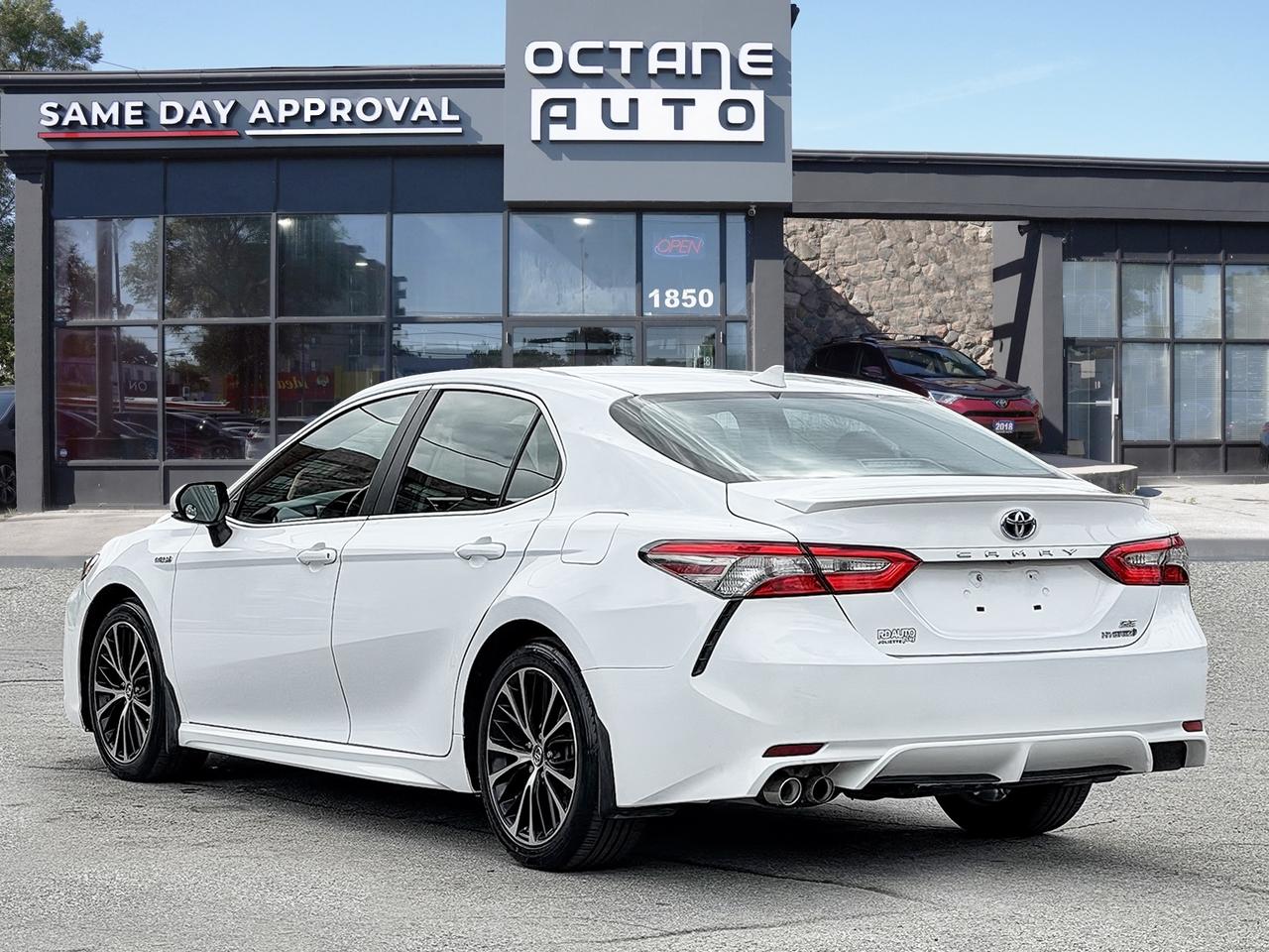 2018 Toyota Camry Hybrid SE Auto Photo