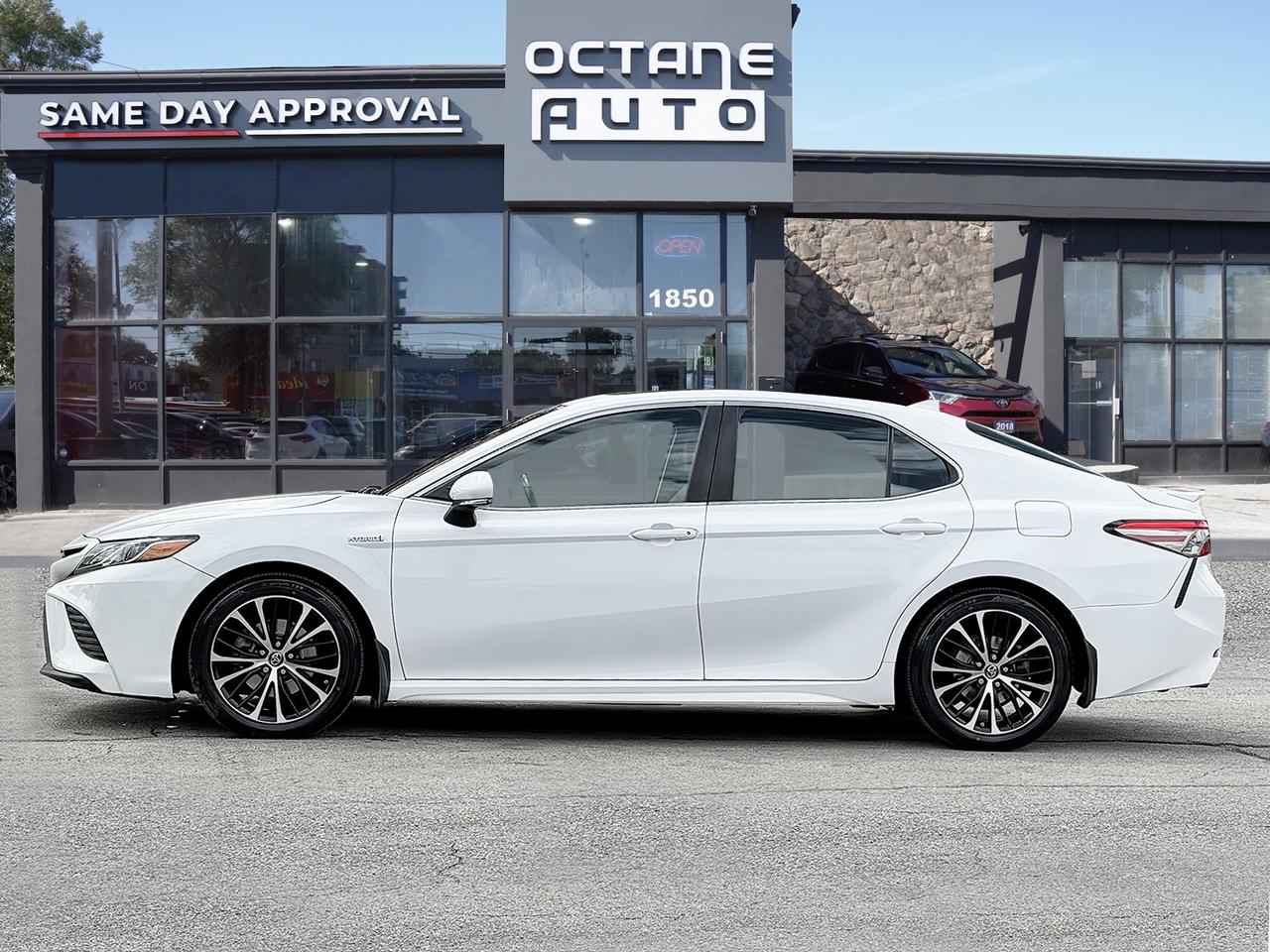 2018 Toyota Camry Hybrid SE Auto Photo