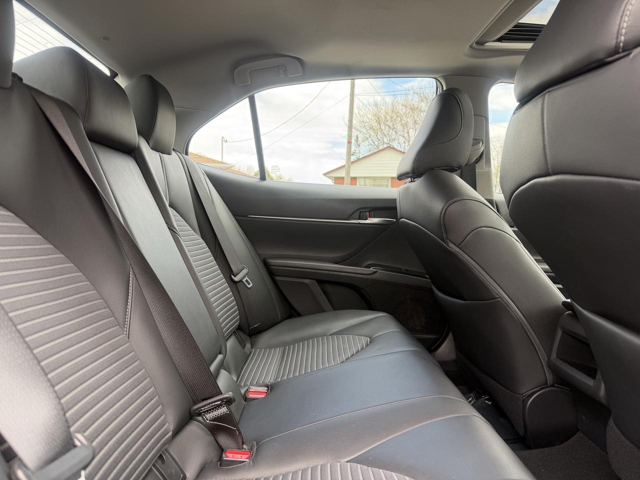 2018 Toyota Camry Hybrid SE Auto Photo