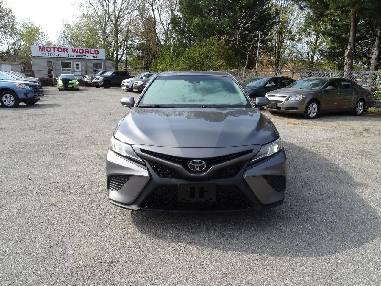2018 Toyota Camry SE Photo2