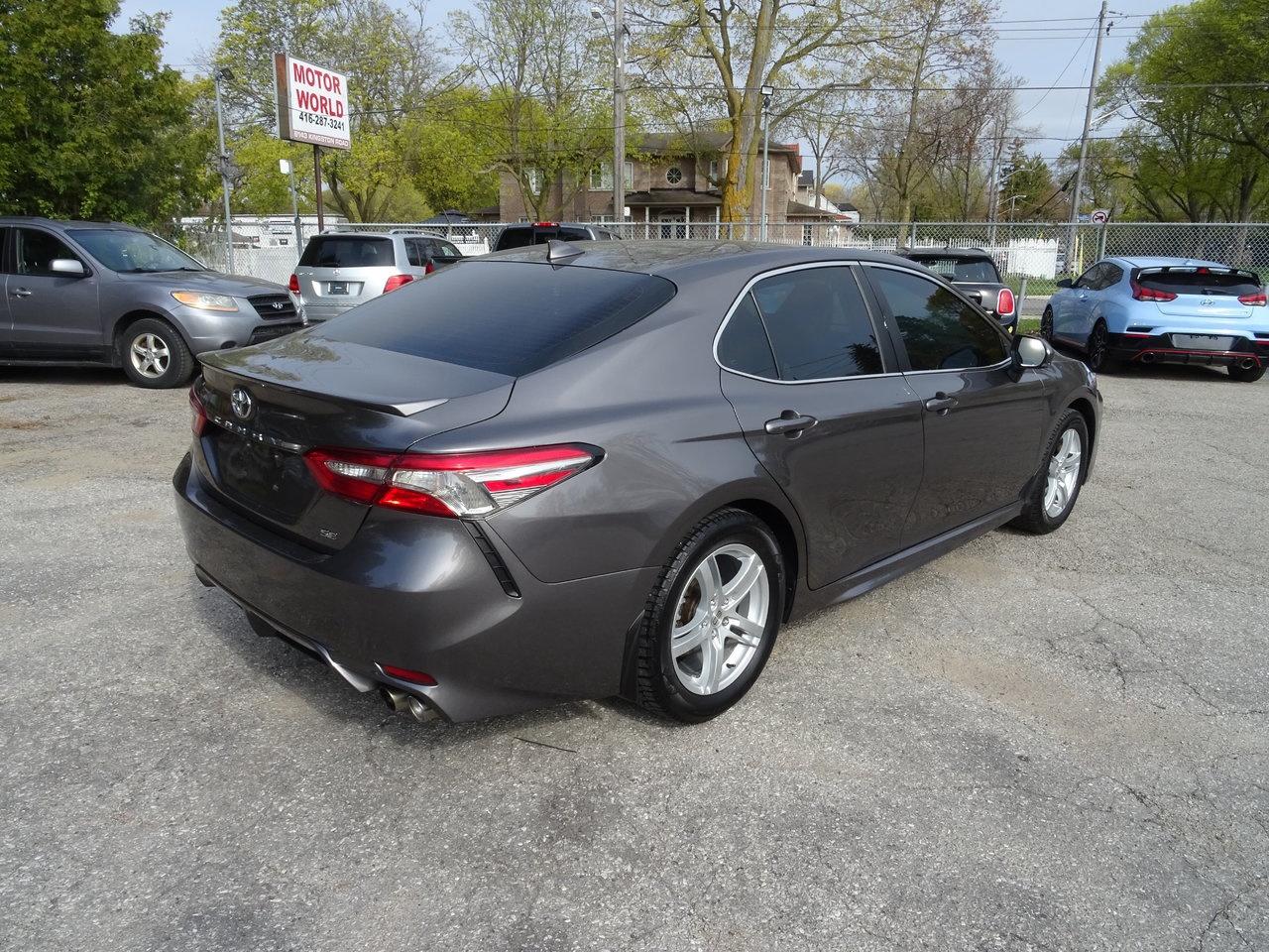 2018 Toyota Camry SE Photo