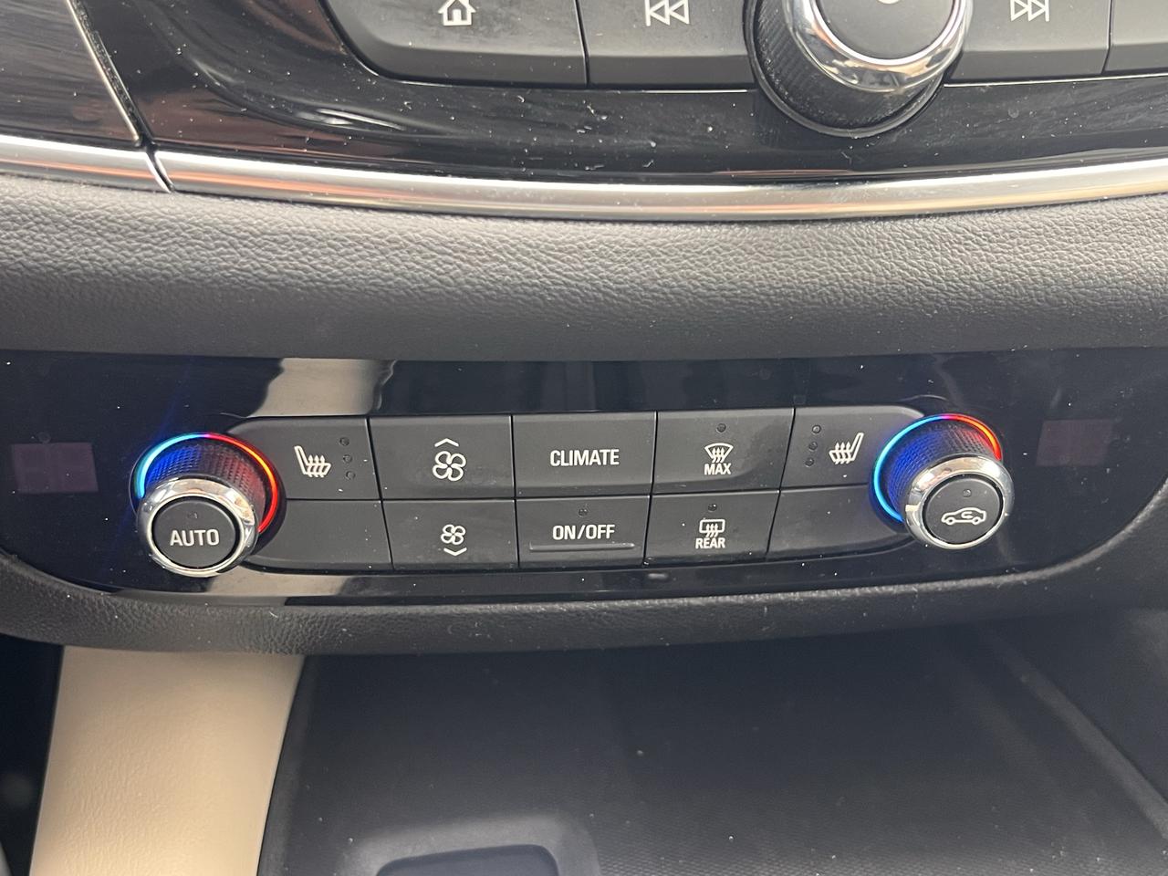 2018 Buick Enclave Essence Photo