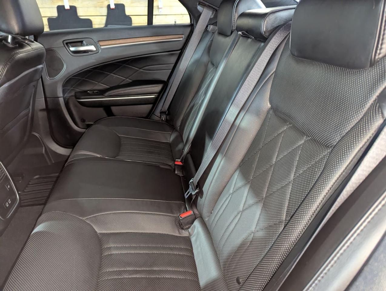 2019 Chrysler 300 300C PLATINUM EDITION WITH NAVIGATION!! Photo