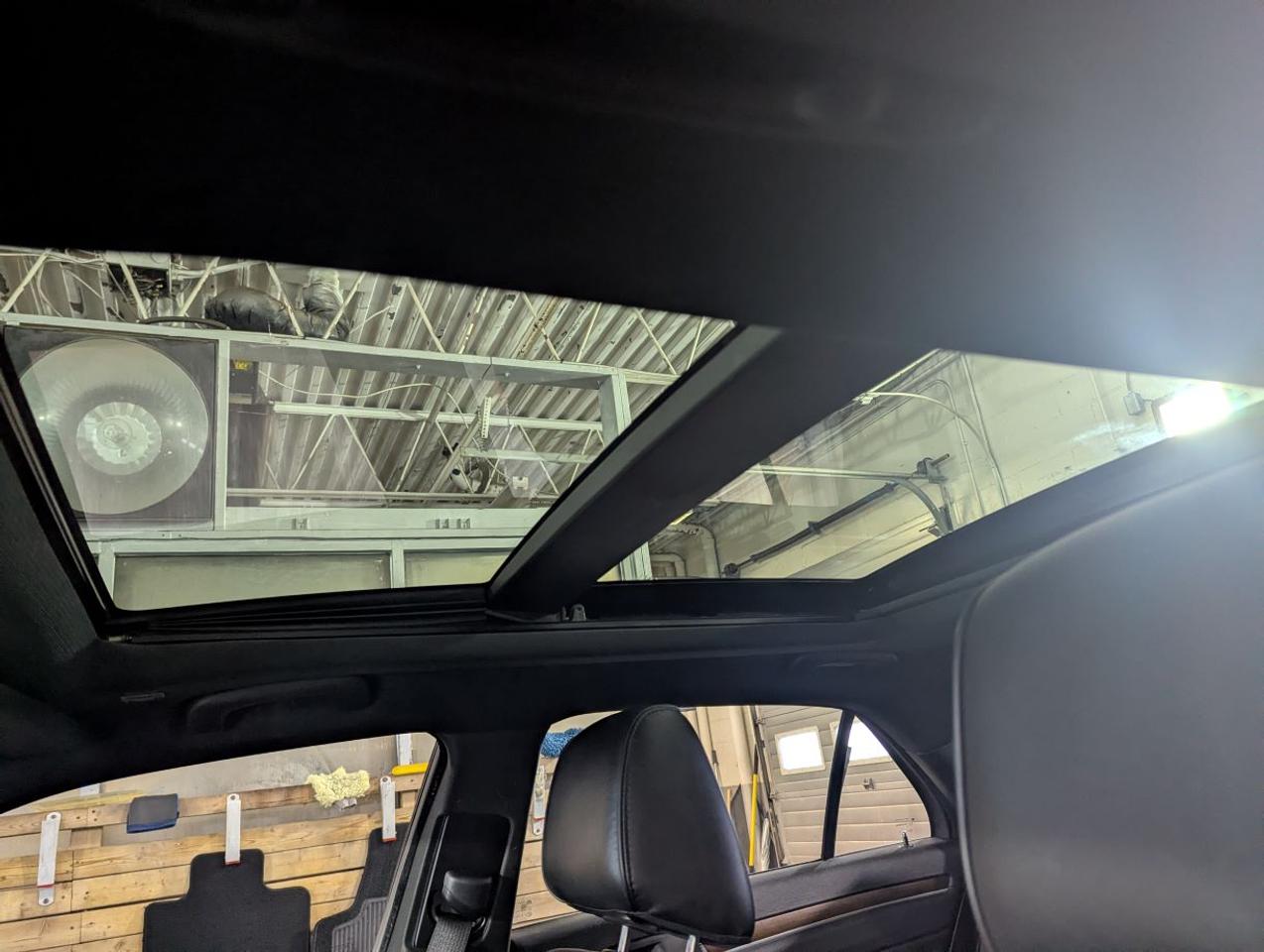 2019 Chrysler 300 300C PLATINUM EDITION WITH NAVIGATION!! Photo