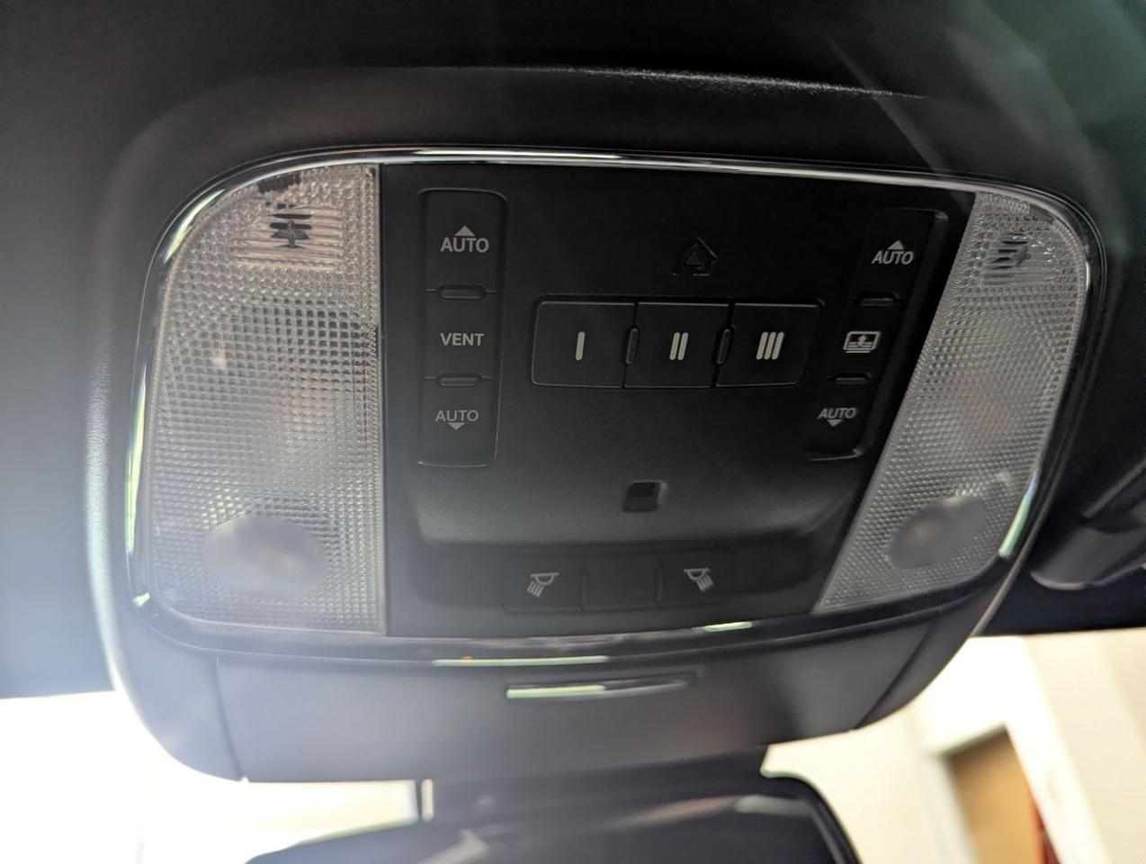 2019 Chrysler 300 300C PLATINUM EDITION WITH NAVIGATION!! Photo