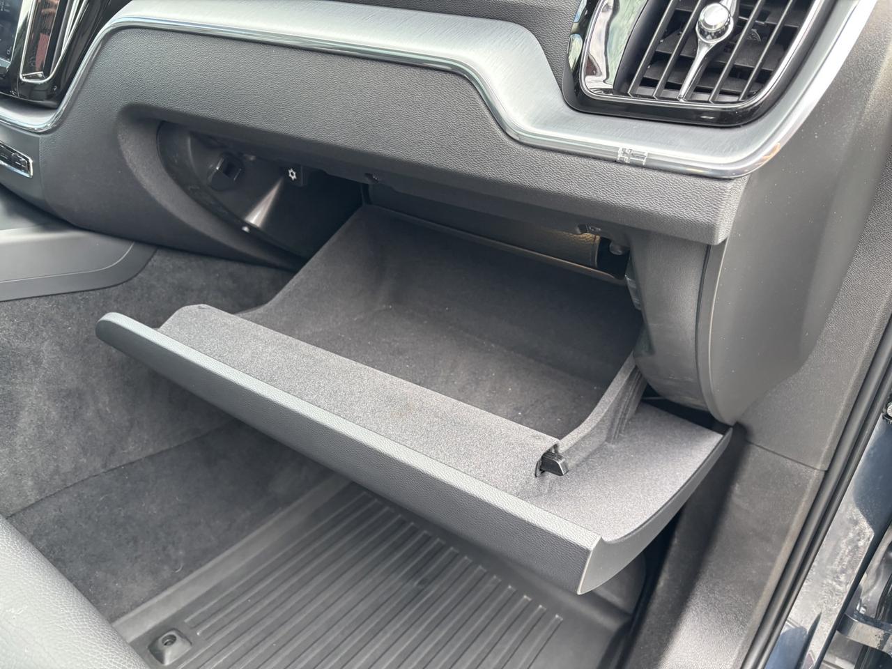 2019 Volvo XC60 Momentum Photo