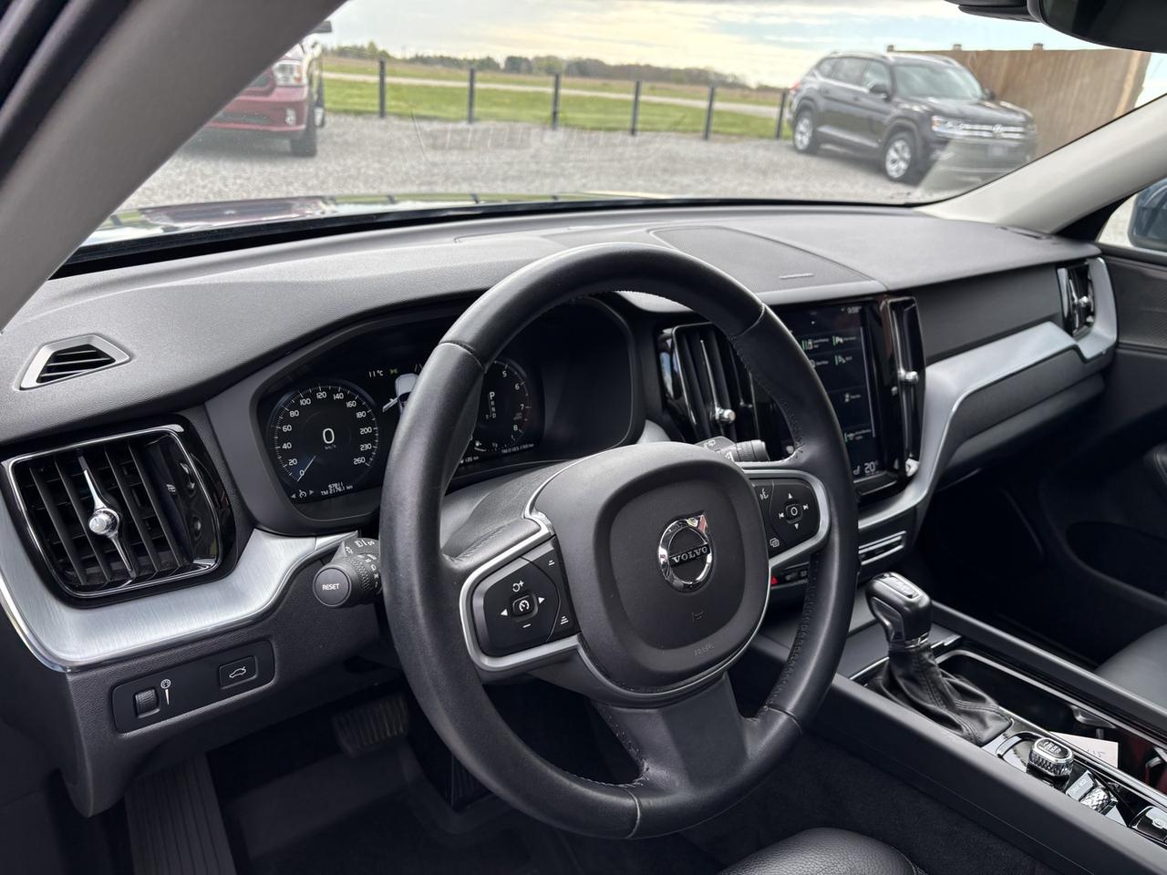 2019 Volvo XC60 Momentum ~LEATHER~CLEAR CARFAX~PANO ROOF~ Photo