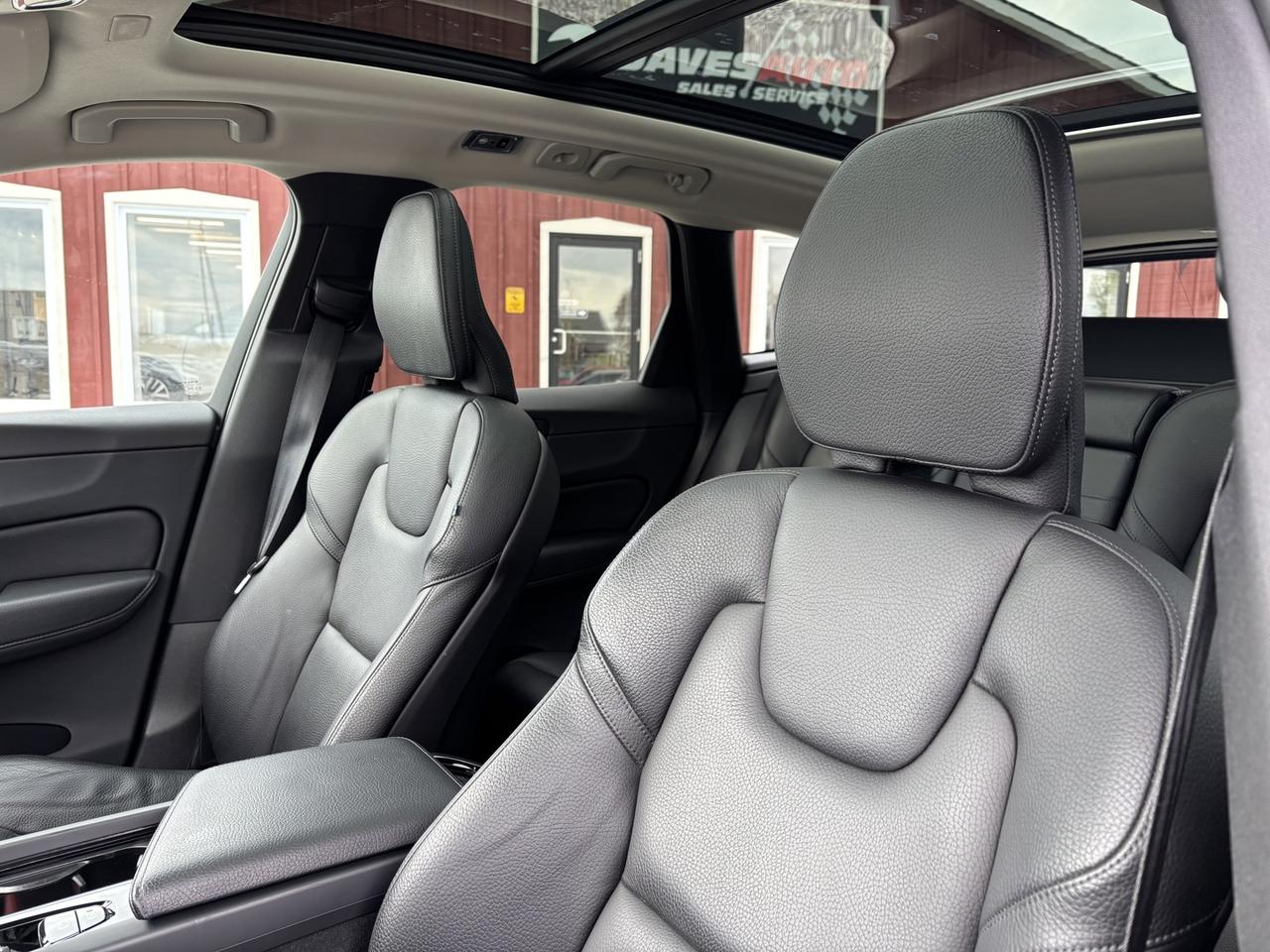 2019 Volvo XC60 Momentum ~LEATHER~CLEAR CARFAX~PANO ROOF~ Photo