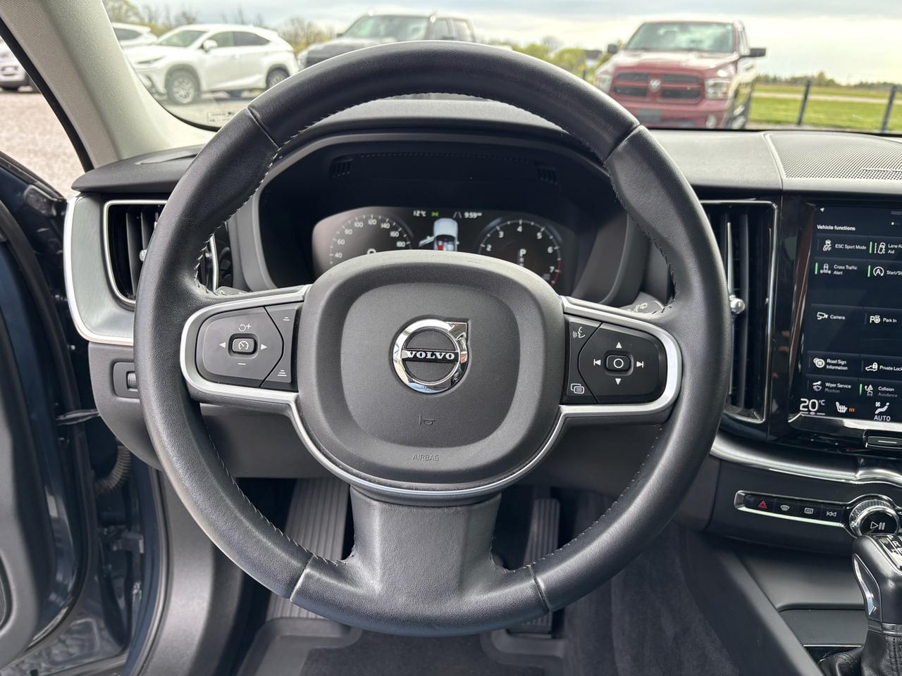 2019 Volvo XC60 Momentum ~LEATHER~CLEAR CARFAX~PANO ROOF~ Photo