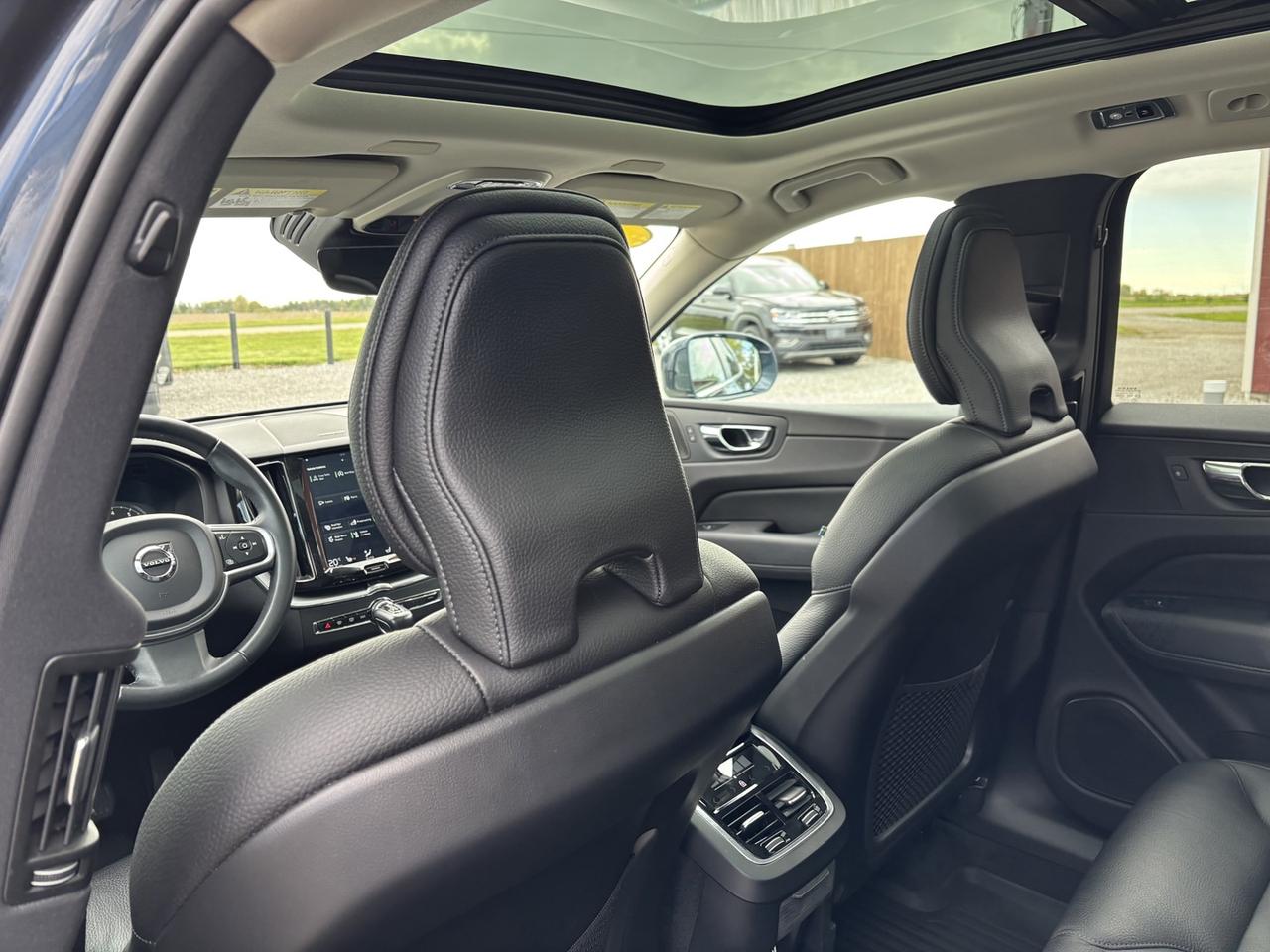 2019 Volvo XC60 Momentum ~LEATHER~CLEAR CARFAX~PANO ROOF~ Photo
